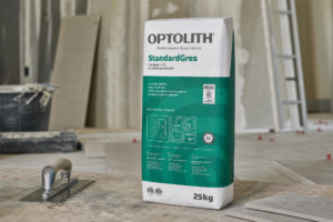 Miniatura produktu: opakowanie kleju do gresu C1T – StandardGres 25 kg na stole roboczym w tle warsztatowym