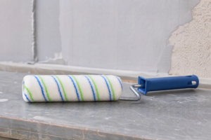 Wałek Microfibra 18 cm na stanowisku roboczym w kontekście prac elewacyjnych, bez napisów, realistyczny obraz produktu.